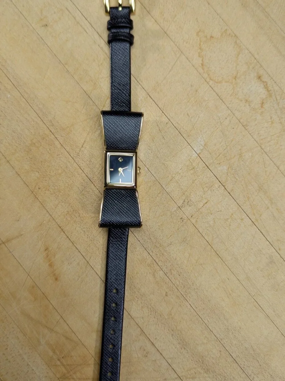 Kate Spade New York Kenmare Bow Watch – Black Saffiano Leather – Gold Tone – Run